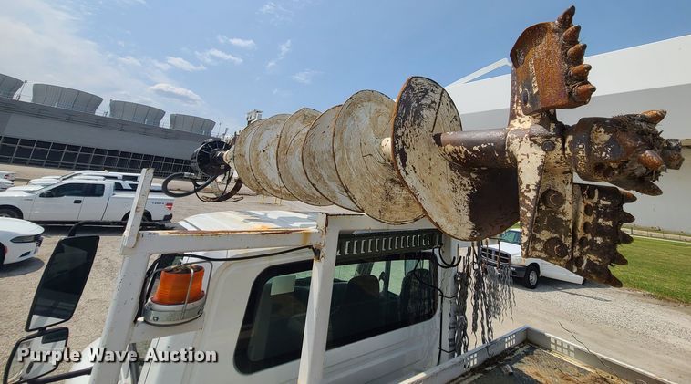 image for item LE9223 2013 International DuraStar 4300  digger derrick truck