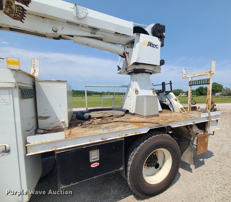 image for item LE9223 2013 International DuraStar 4300  digger derrick truck