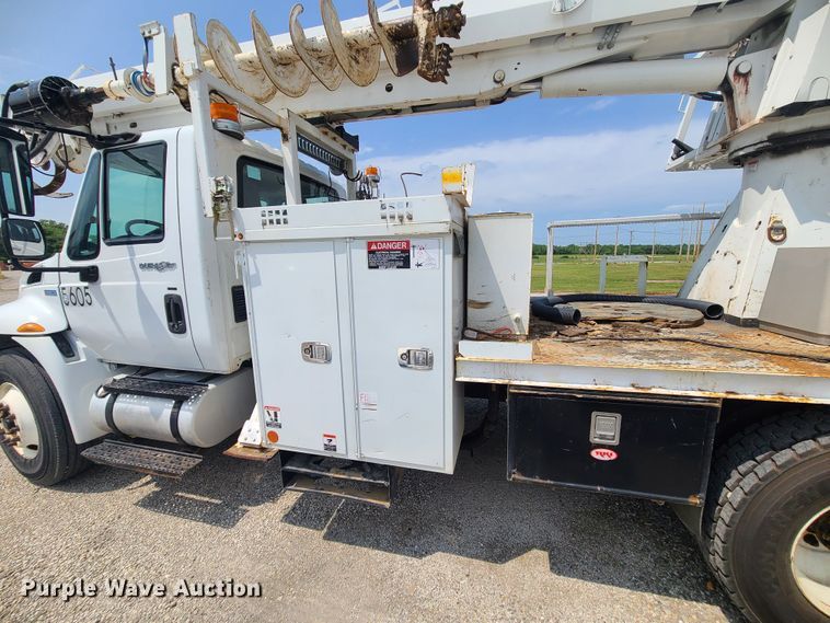 image for item LE9223 2013 International DuraStar 4300  digger derrick truck