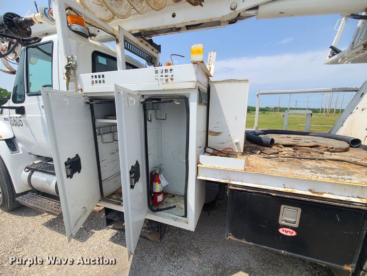 image for item LE9223 2013 International DuraStar 4300  digger derrick truck