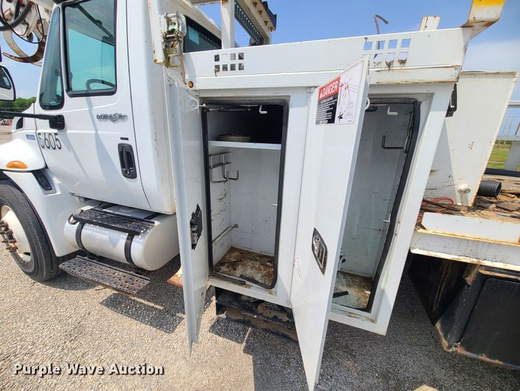 image for item LE9223 2013 International DuraStar 4300  digger derrick truck