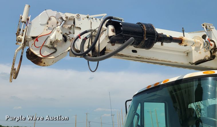 image for item LE9223 2013 International DuraStar 4300  digger derrick truck