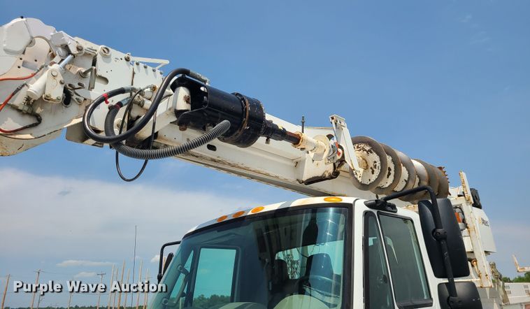 image for item LE9223 2013 International DuraStar 4300  digger derrick truck