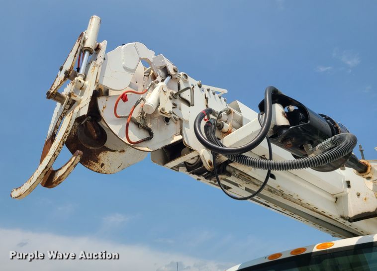 image for item LE9223 2013 International DuraStar 4300  digger derrick truck