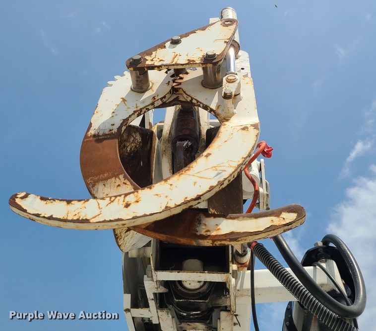 image for item LE9223 2013 International DuraStar 4300  digger derrick truck