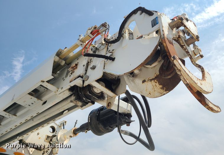 image for item LE9223 2013 International DuraStar 4300  digger derrick truck