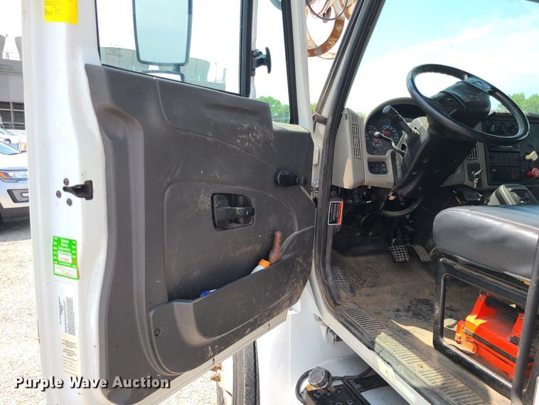 image for item LE9223 2013 International DuraStar 4300  digger derrick truck