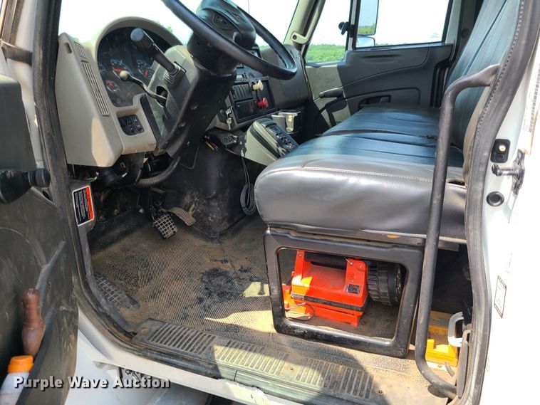 image for item LE9223 2013 International DuraStar 4300  digger derrick truck