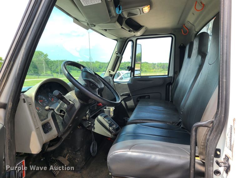 image for item LE9223 2013 International DuraStar 4300  digger derrick truck