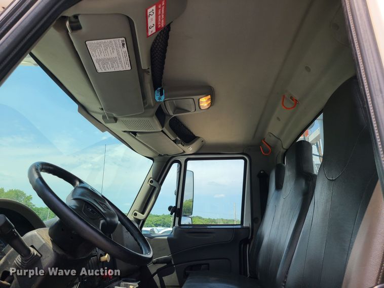 image for item LE9223 2013 International DuraStar 4300  digger derrick truck