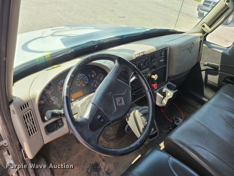 image for item LE9223 2013 International DuraStar 4300  digger derrick truck