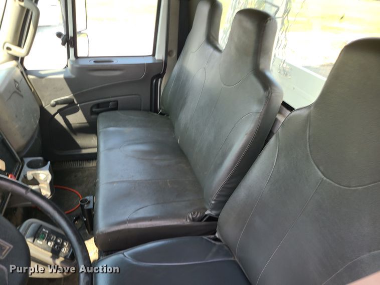 image for item LE9223 2013 International DuraStar 4300  digger derrick truck