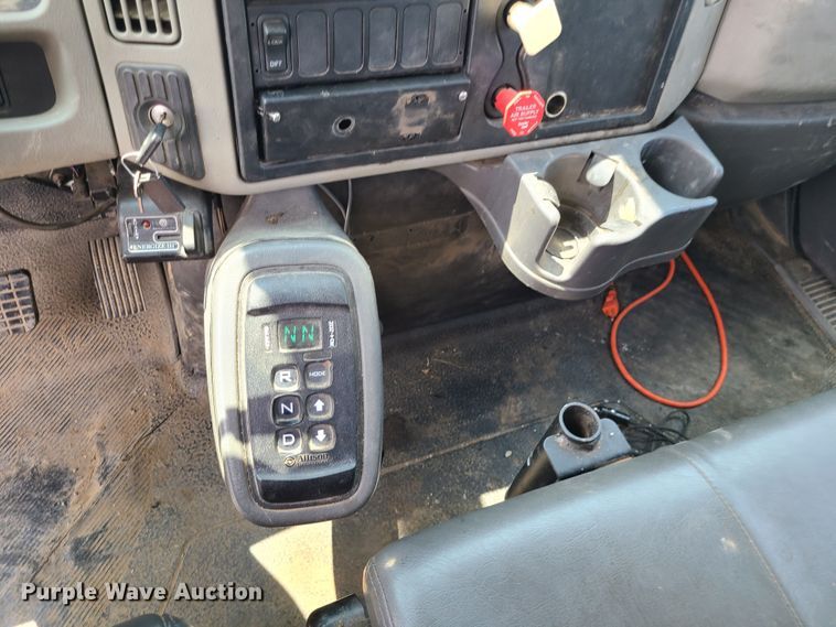 image for item LE9223 2013 International DuraStar 4300  digger derrick truck