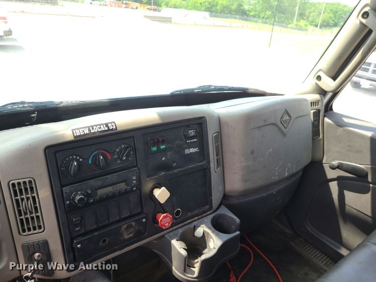 image for item LE9223 2013 International DuraStar 4300  digger derrick truck