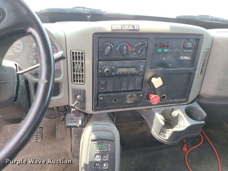 image for item LE9223 2013 International DuraStar 4300  digger derrick truck