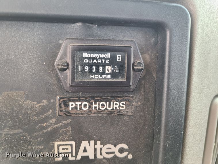 image for item LE9223 2013 International DuraStar 4300  digger derrick truck