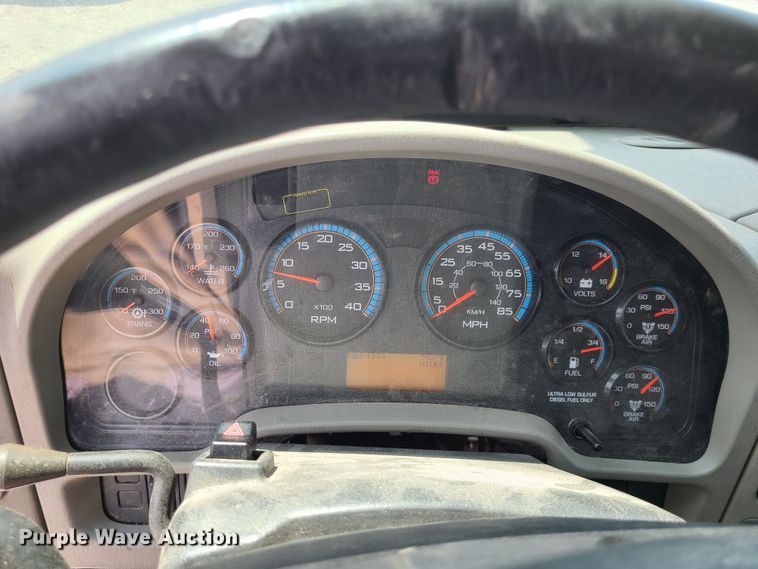 image for item LE9223 2013 International DuraStar 4300  digger derrick truck