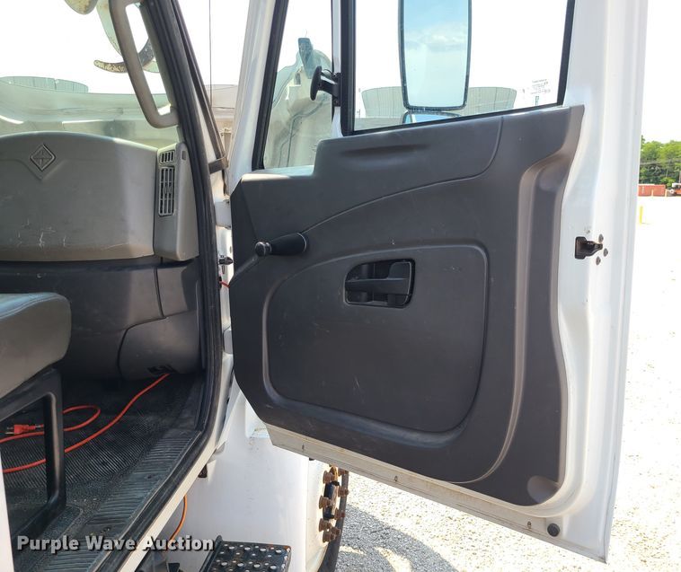 image for item LE9223 2013 International DuraStar 4300  digger derrick truck