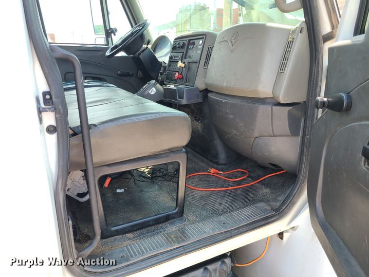 image for item LE9223 2013 International DuraStar 4300  digger derrick truck