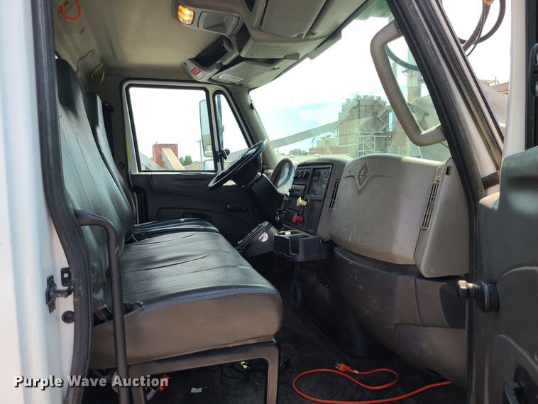 image for item LE9223 2013 International DuraStar 4300  digger derrick truck