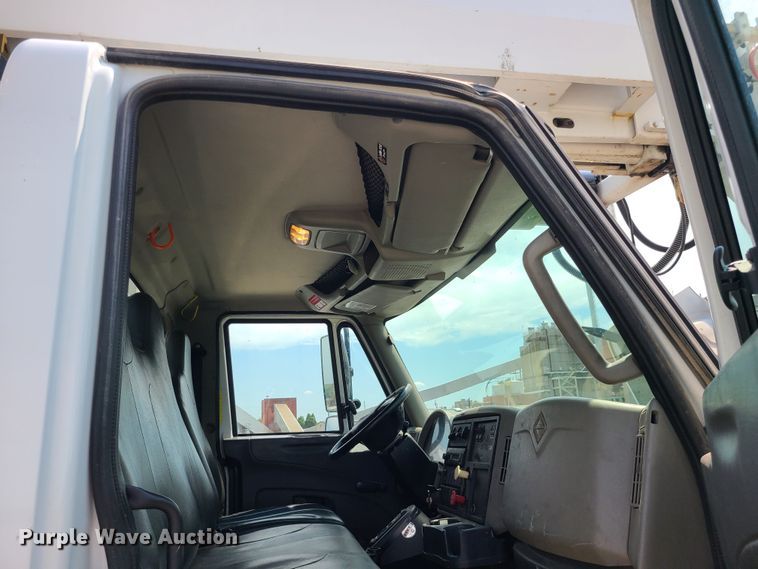 image for item LE9223 2013 International DuraStar 4300  digger derrick truck