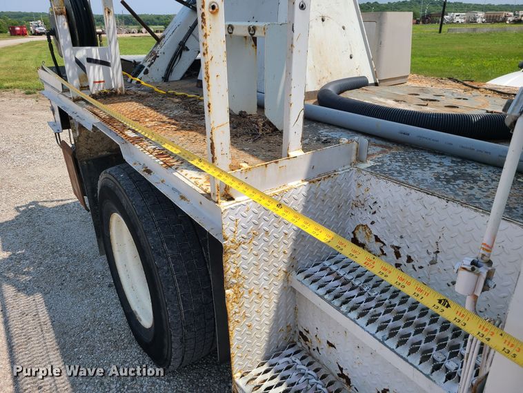 image for item LE9223 2013 International DuraStar 4300  digger derrick truck