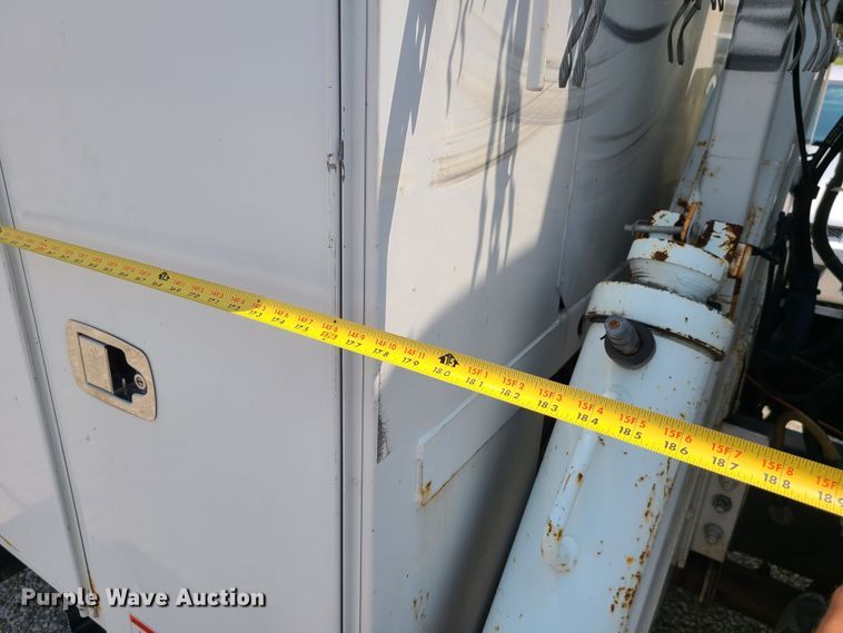 image for item LE9223 2013 International DuraStar 4300  digger derrick truck