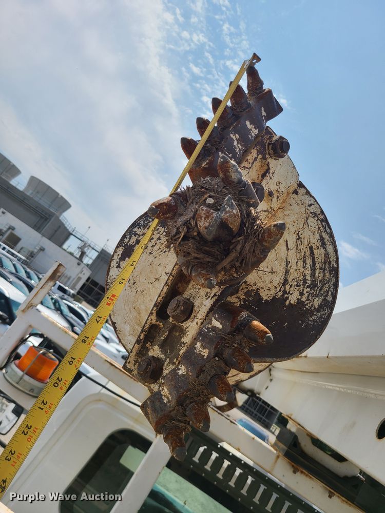 image for item LE9223 2013 International DuraStar 4300  digger derrick truck