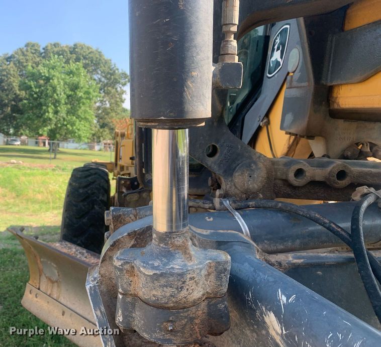 image for item LH9691 2005 John Deere 672D  motor grader