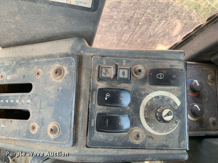 image for item LH9691 2005 John Deere 672D  motor grader