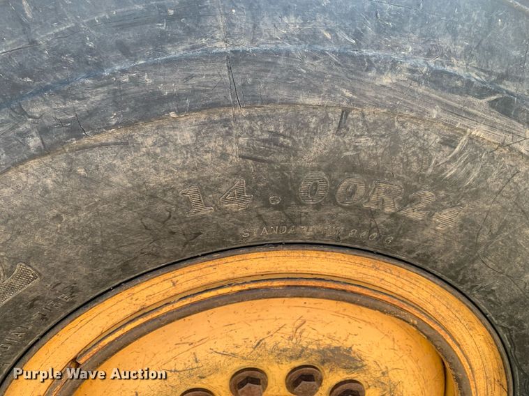 image for item LH9691 2005 John Deere 672D  motor grader