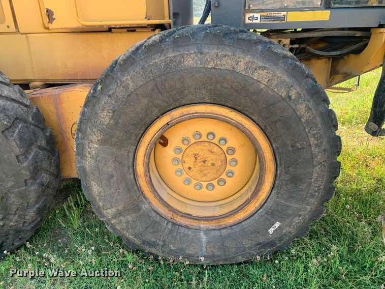 image for item LH9691 2005 John Deere 672D  motor grader