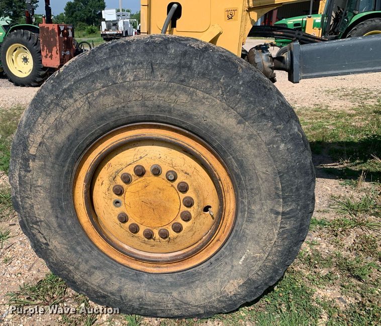 image for item LH9691 2005 John Deere 672D  motor grader