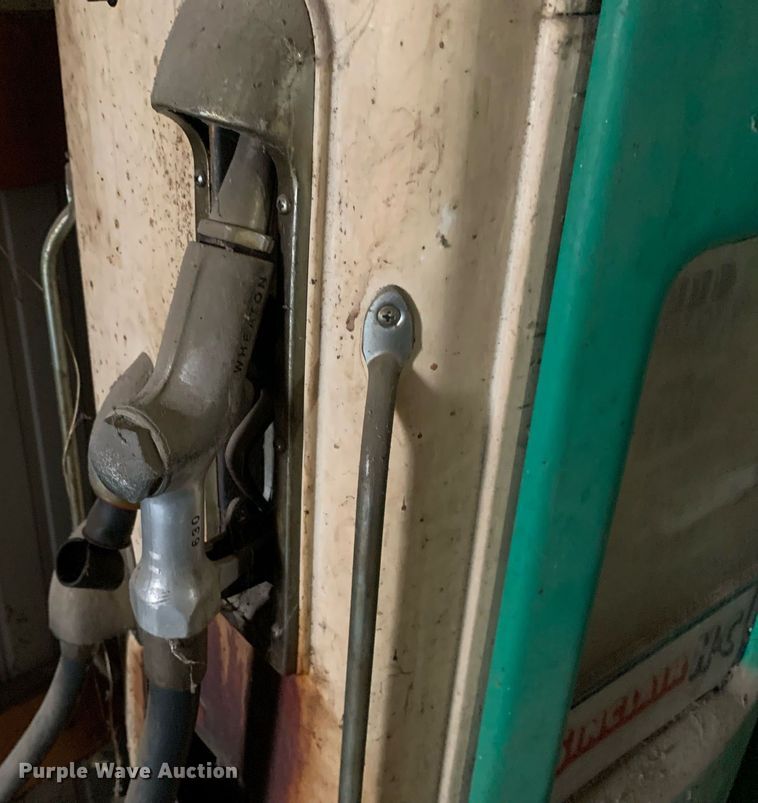 image for item LH9697 Sinclair H-C  fuel pump