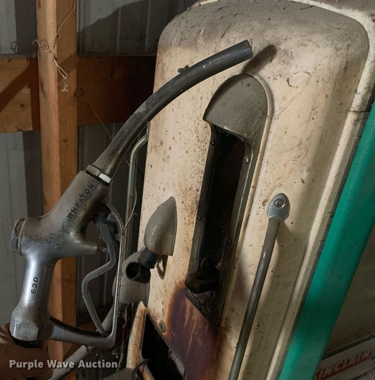 image for item LH9697 Sinclair H-C  fuel pump