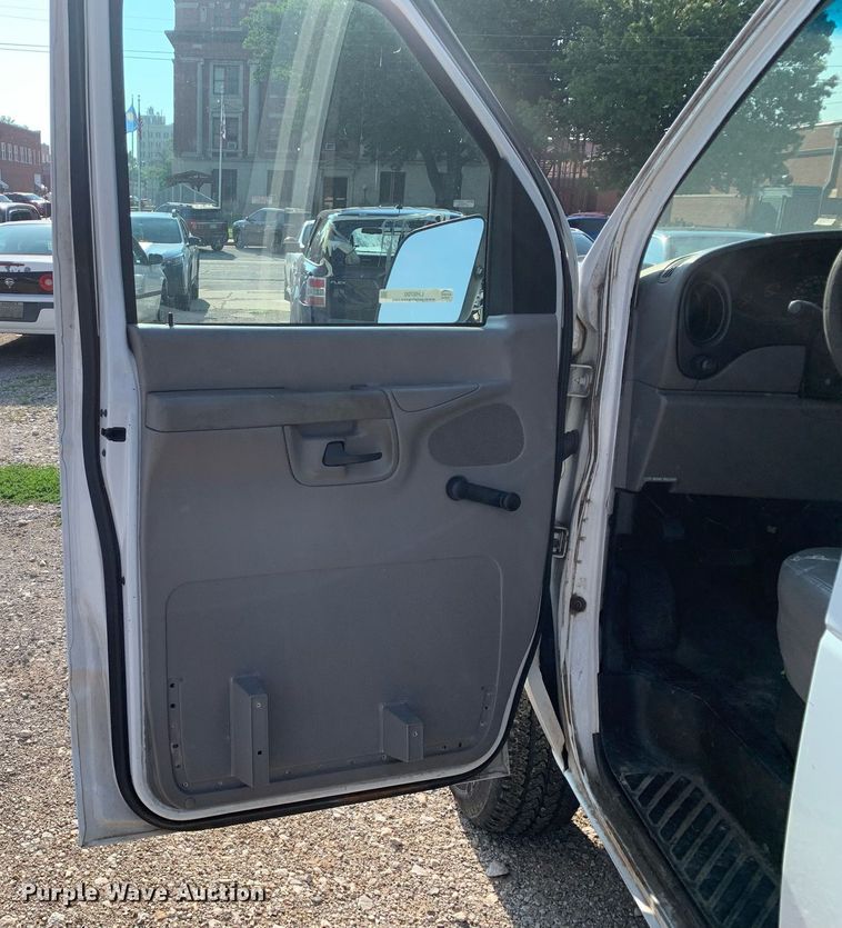 image for item LH9700 2002 Ford E350 Super Duty  van