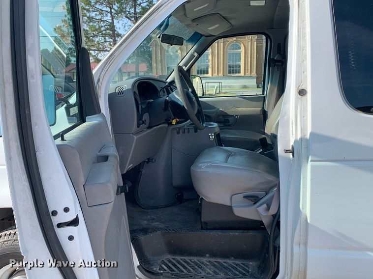 image for item LH9700 2002 Ford E350 Super Duty  van