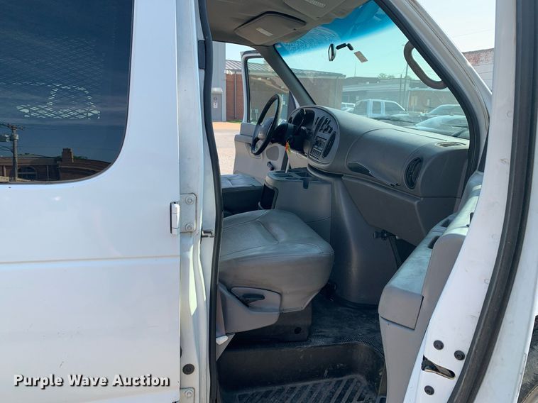 image for item LH9700 2002 Ford E350 Super Duty  van