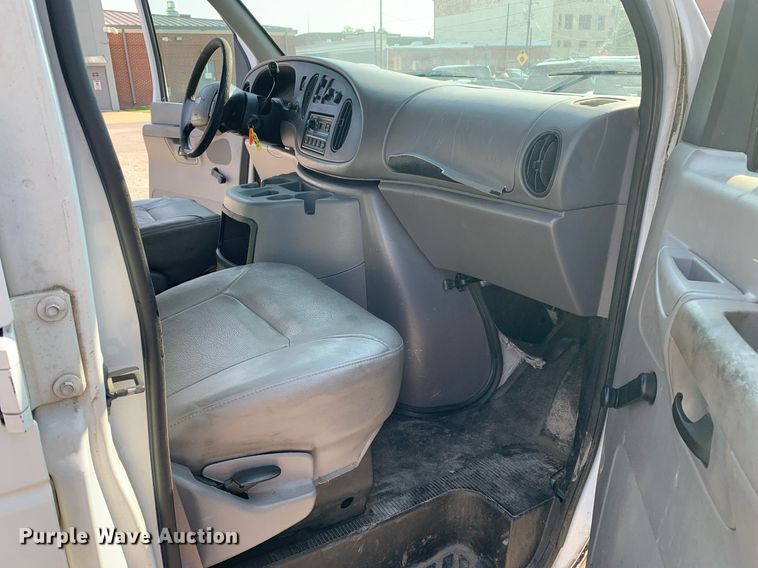 image for item LH9700 2002 Ford E350 Super Duty  van