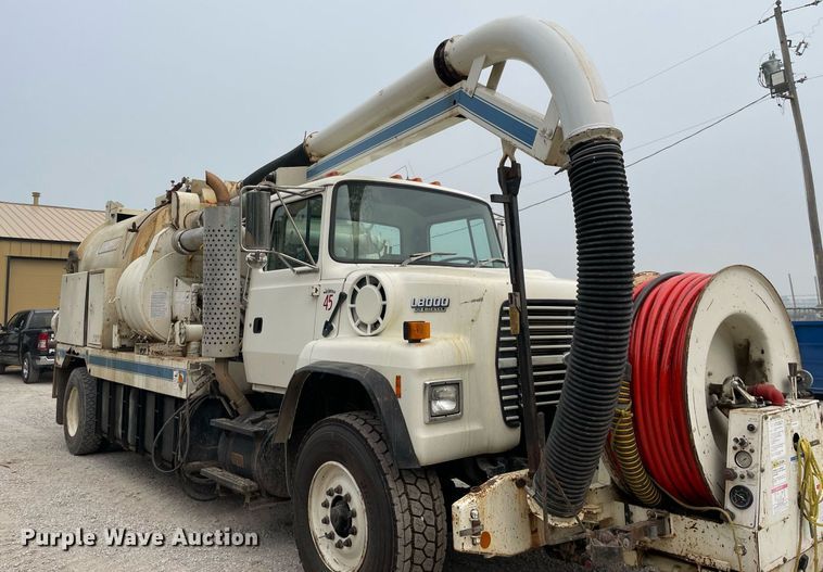 image for item LJ9771 1993 Ford LN8000  sewer jetter truck