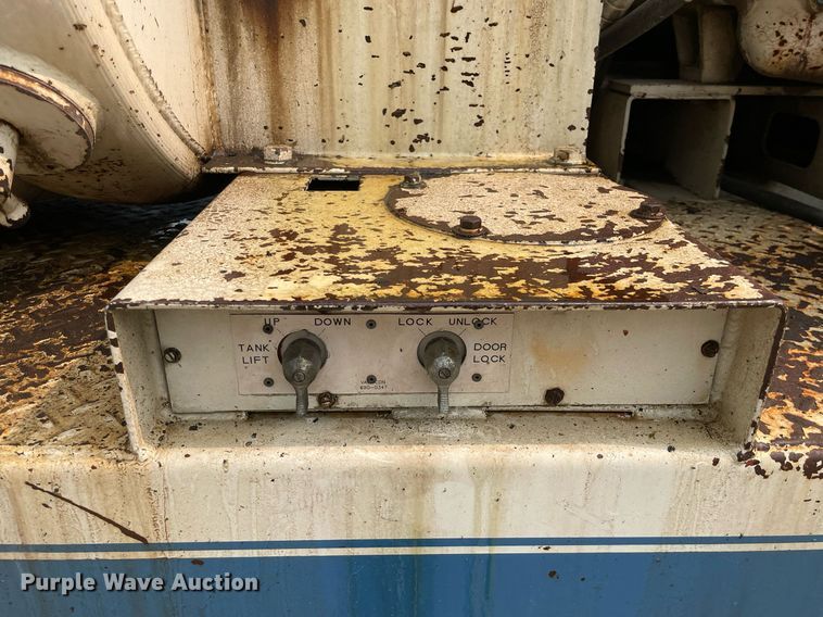 image for item LJ9771 1993 Ford LN8000  sewer jetter truck