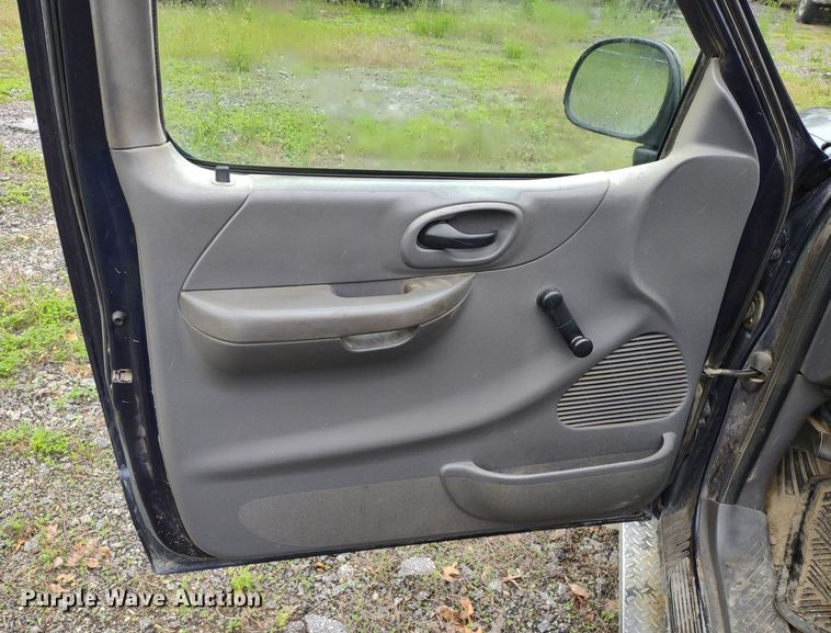 image for item LL9188 2003 Ford F150 XL  pickup truck