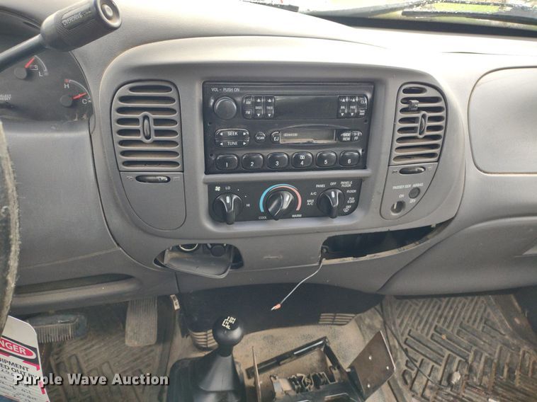 image for item LL9188 2003 Ford F150 XL  pickup truck