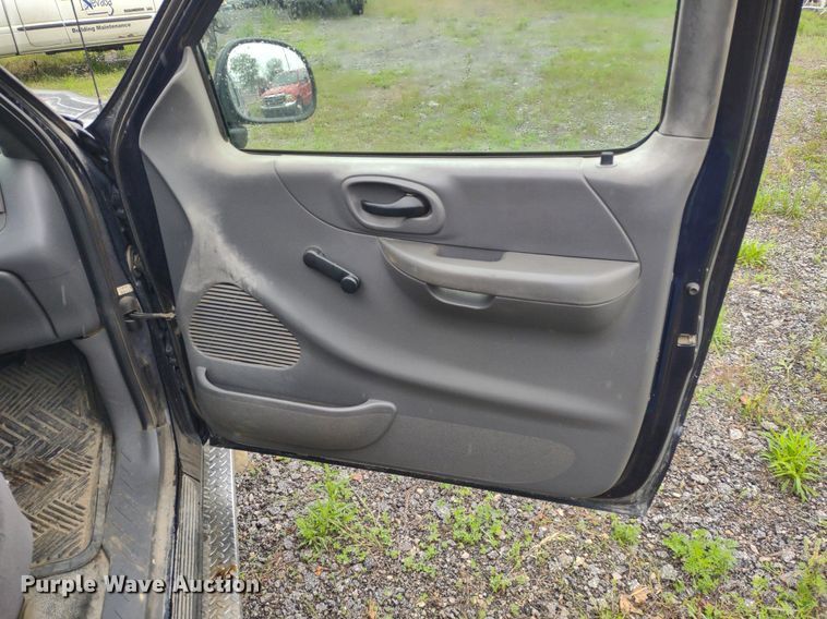 image for item LL9188 2003 Ford F150 XL  pickup truck