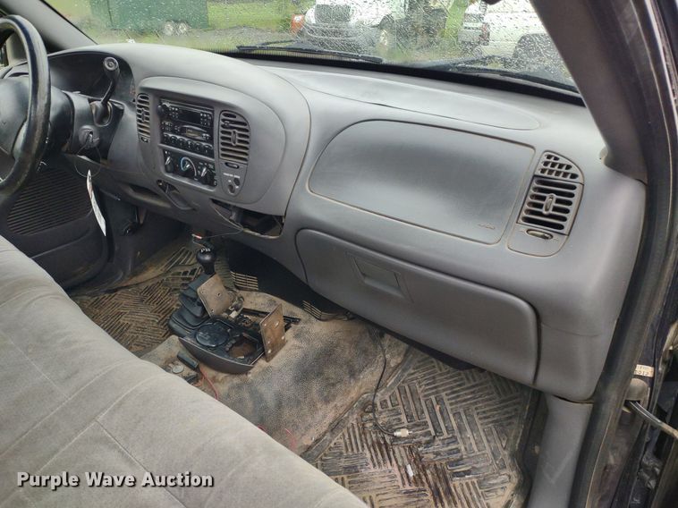 image for item LL9188 2003 Ford F150 XL  pickup truck