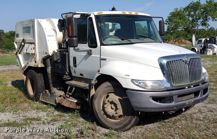 image for item LL9191 2009 International DuraStar 4300  street sweeper truck