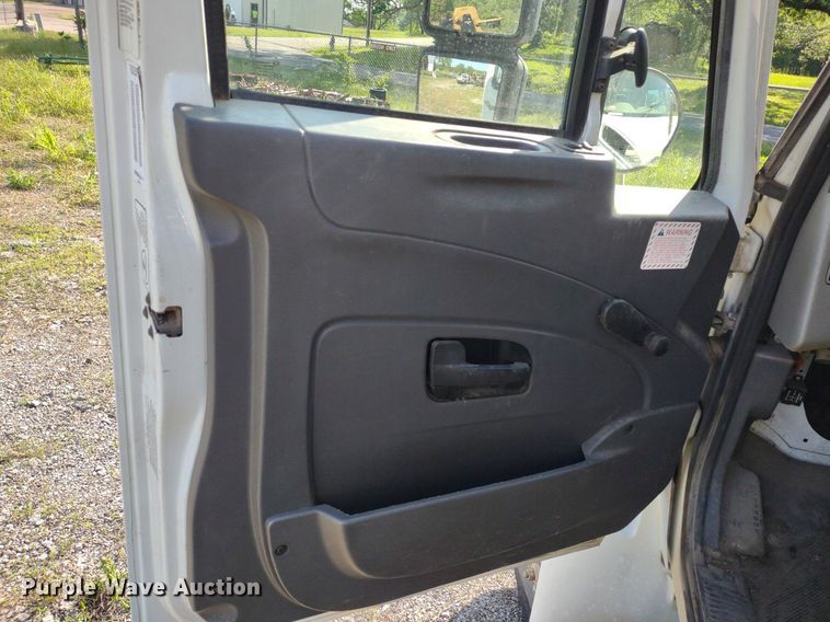 image for item LL9191 2009 International DuraStar 4300  street sweeper truck