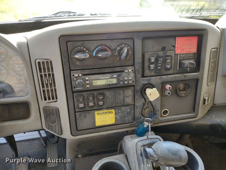 image for item LL9191 2009 International DuraStar 4300  street sweeper truck