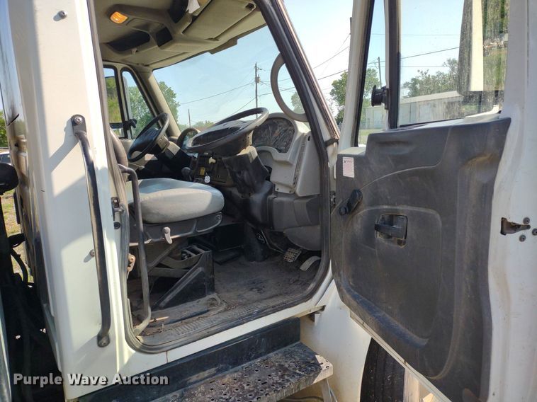 image for item LL9191 2009 International DuraStar 4300  street sweeper truck