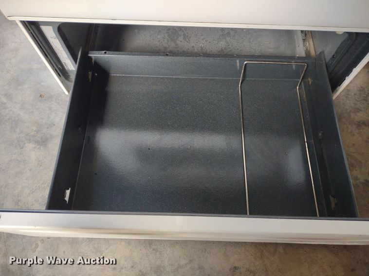 image for item LL9233 (3) electric ranges